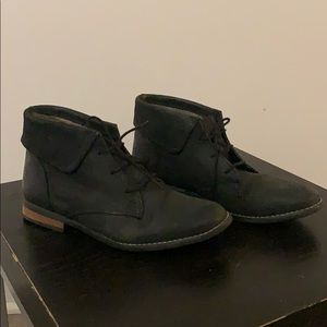 Steve Madden 7.5 lace up ankle booties
